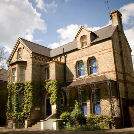 STUDIO CAMBRIDGE — круглогодичные программы для школьников от 14 до 17 лет.